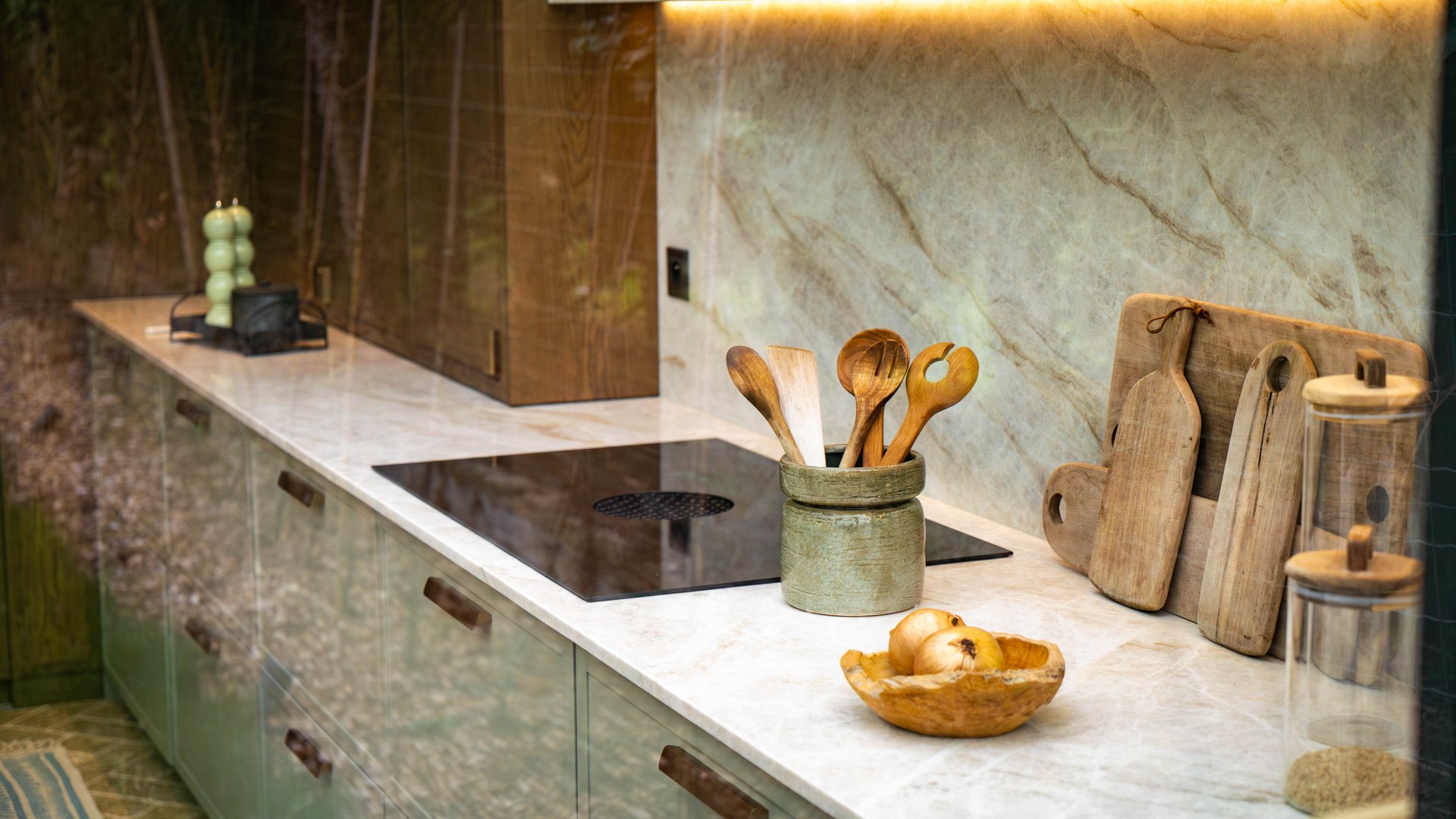 ärdəzən — Projecto Monfort, Paris. Cozinha em pedra natural e madeira lacada.